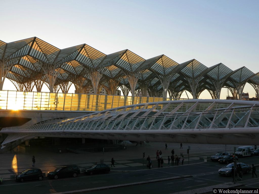 Het station Gare de Oriente ligt naast het winkelcentrum en Parque das Nações.